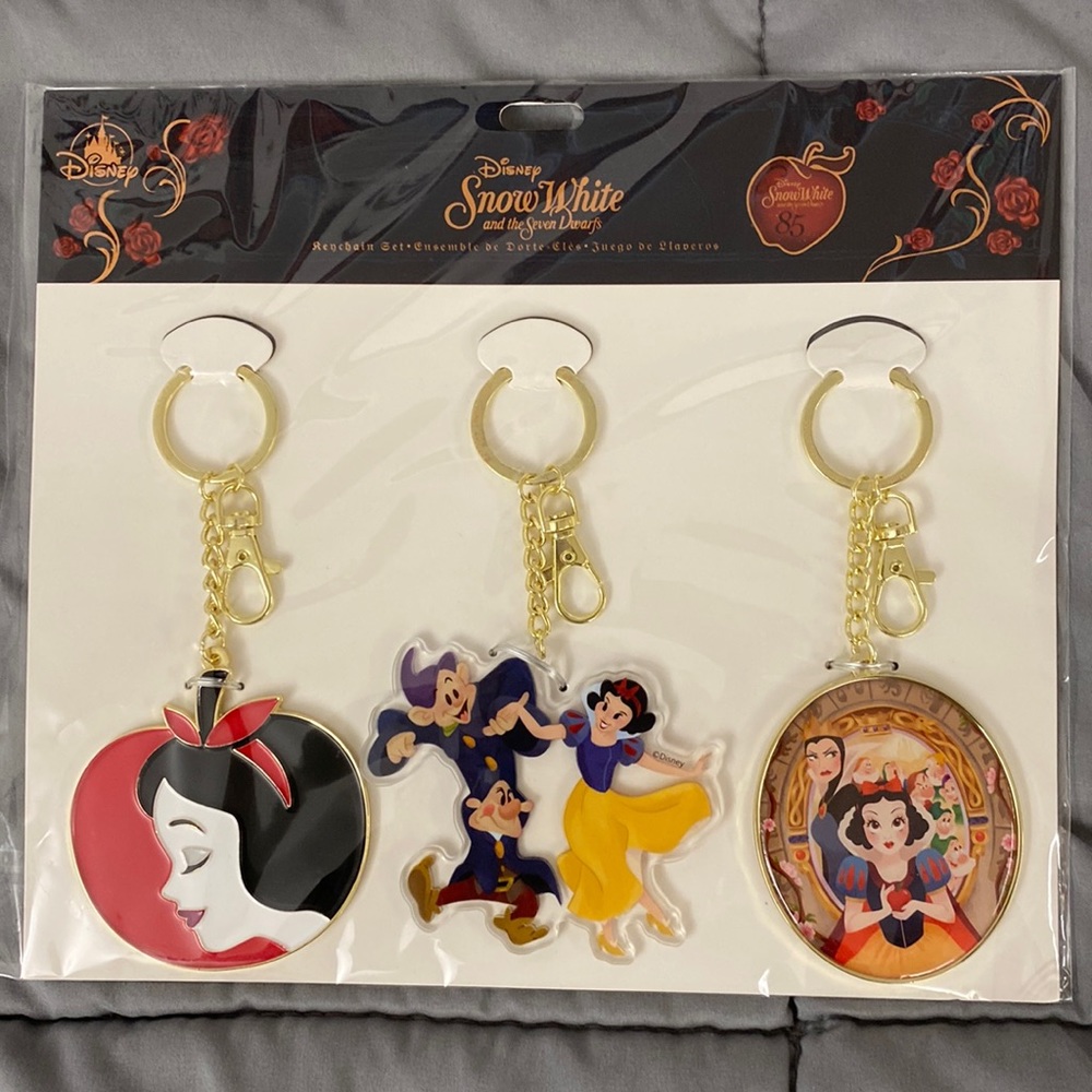 NWT Disney Snow White and the Seven Dwarfs 85th anniversary 3 keychain set